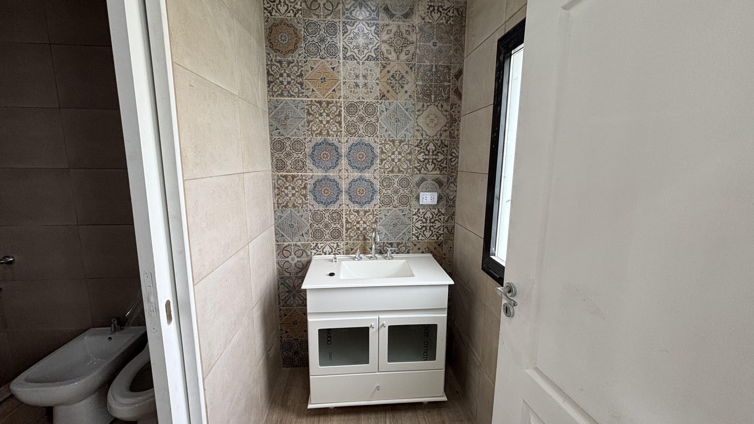 7647318_42394037371721519173925706783577345676892733582004879110346702238323321828054